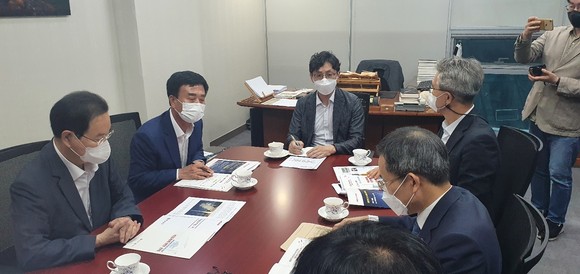 박동식 사천시장이 과기부 장관과의 면담에서 항공우주청 조속 설치를 건의하고 있다. ⓒ 사천시