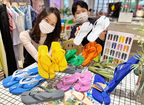 갤러리아백화점 명품관에서 여름을 맞아 색다른 디자인을 담은 플립플랍 브랜드 '꼴레꼴레' 팝업스토어를 17일까지 선보인다. © 갤러리아백화점