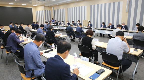 13일 경주시청 대회의실에서 열린 주낙영시장 주재 읍면동장 회의 모습. ⓒ 경주시청