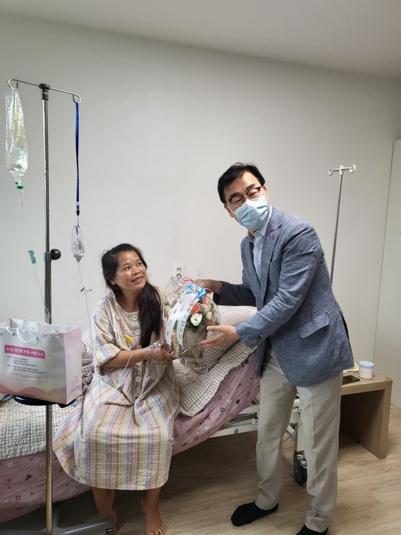 하승철 군수가 둘째아이를 출산한 산모에게 축복 꾸러미를 전달하고 있다. ⓒ 하동군