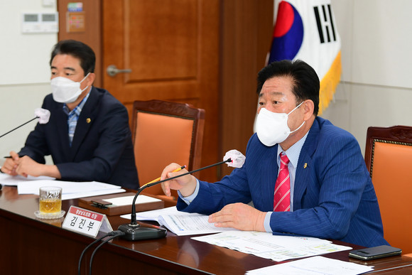 김진부 의장이 도민의 삶의 질 향상과 지역발전을 위한 소통·협치강화를 강조하고 있다. ⓒ 경남도의회