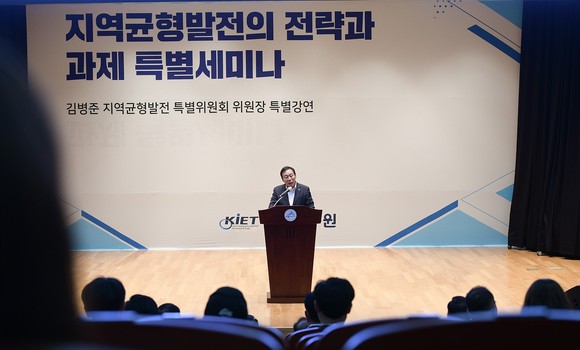 최민호 시장은 14일 김병준 지역균형발전 특별위원회 위원장 특별 강연 세미나에서 환영사를 하고 있다. ⓒ 세종시