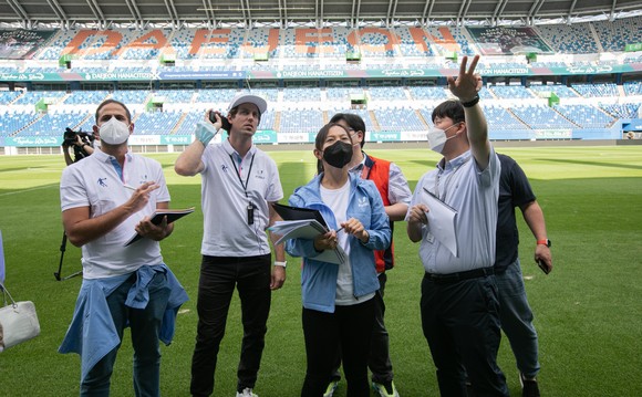 2027 하계세계대학경기대회 개최 도시 선정 첫 관문 통과(대전월드컵경기장 점검 모습). ⓒ 충북도