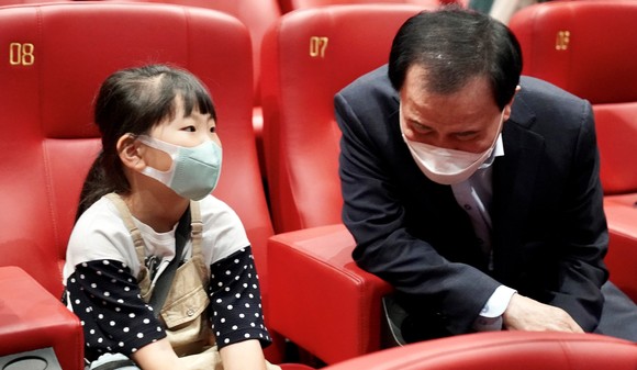 아이와의 대화에 귀기울이는 김지철 교육감. ⓒ 충남교육청
