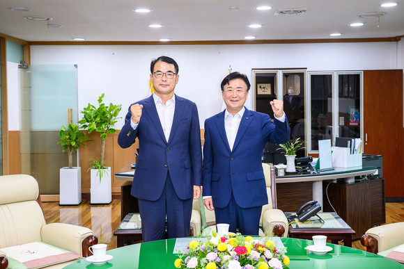 장충남 남해군수와 정기명 여수시장이 해저터널 상생협력을 다짐하고 있다. ⓒ 남해군