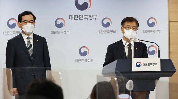 이정식 고용노동부 장관(오른쪽)과 이창양 산업통상자원부 장관이 지난 14일 정부서울청사 브리핑실에서 "대우조선 사내하청 노조 파업 장기화에 따른 입장"을 발표하고 있다. ⓒ 연합뉴스