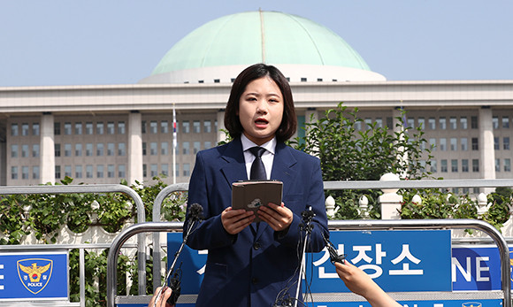박지현 전 더불어민주당 공동비상대책위원장은 15일 국회 밖에서 당대표 출마선언을 했다. ⓒ 연합뉴스