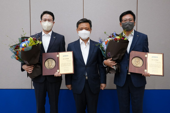 김학동 부회장이 포항제철소 후판부 이영춘 과장, 광양제철소 화성부 김제성 차장에게 포스코 명장 임명패를 수여했다. ⓒ 포스코