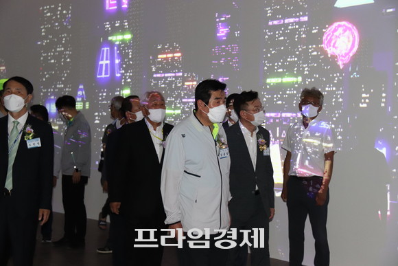 2022보령머드박람회 개장식을 개최 후 박람회장을 둘러보고 있는 김동일 보령시장. ⓒ 프라임경제