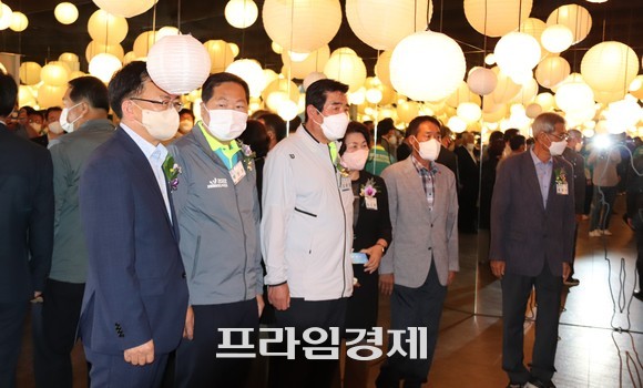 박람회장을 둘러보고 있는 김동일 보령시장. ⓒ 프라임경제