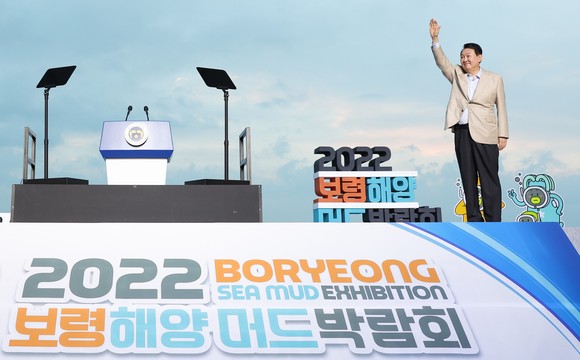 지난 16일 윤석열 대통령이 보령해양머드박람회에서 축사를 하기 위해 입장하고 있다. ⓒ 대통령실
