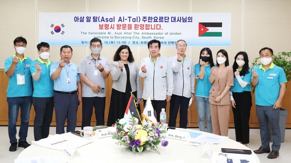 김동일 보령시장은 지난 16일 주한요르단 대사와 K-뷰티 등 머드산업 협력방안에 대해 논의 후 기념촬영을 하고 있다. ⓒ 보령시