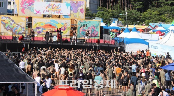 제25회 보령머드박람회 축제 첫째날 내외국인 관광객들이 머드체험을 즐기며 시간을 보내고 있다. ⓒ 프라임경제