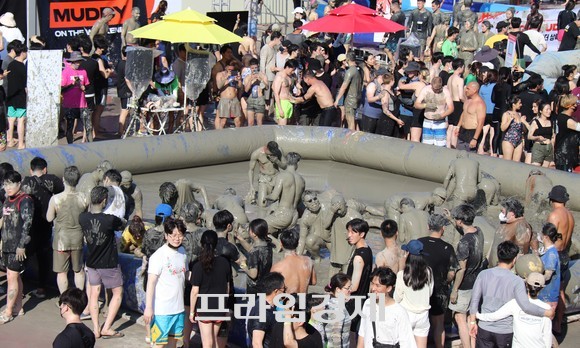 지난 16일 관광객들이 머드체험을 즐기며 시간을 보내고 있는 모습. ⓒ 프라임경제