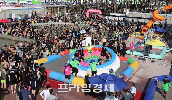 제25회 보령머드박람회 축제 첫째날 내외국인 관광객들이 머드체험을 즐기며 시간을 보내고 있다. ⓒ 프라임경제