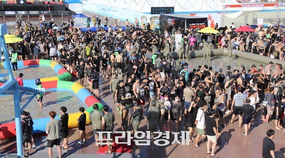 제25회 보령머드박람회 축제 첫째날 내외국인 관광객들이 머드체험을 즐기며 시간을 보내고 있다. ⓒ 프라임경제