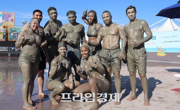 제25회 보령머드축제 개막식 첫날 외국인 관광객들이 축제를 즐기며 단체 기념촬영을 하고 있다. ⓒ 프라임경제