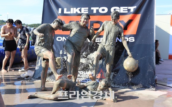 제25회 보령머드축제 개막식 첫날 관광객들이 축제를 즐기며고 있는 모습. ⓒ 프라임경제