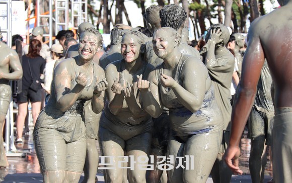 지난 16일 제25회 보령머드축제 개막식 첫날 외국인 관광객들이 축제를 즐기며 기념촬영을 하고 있다. ⓒ 프라임경제