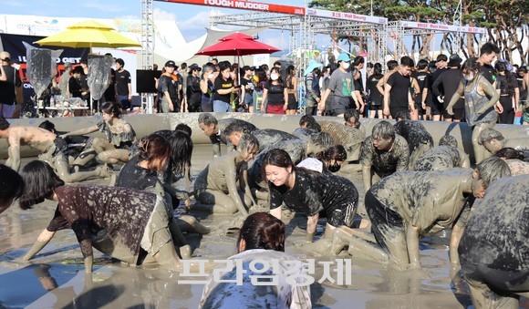 지난 16일 제25회 보령머드박람회 축제 첫째날 내외국인 관광객들이 머드체험을 즐기며 시간을 보내고 있다. ⓒ 프라임경제