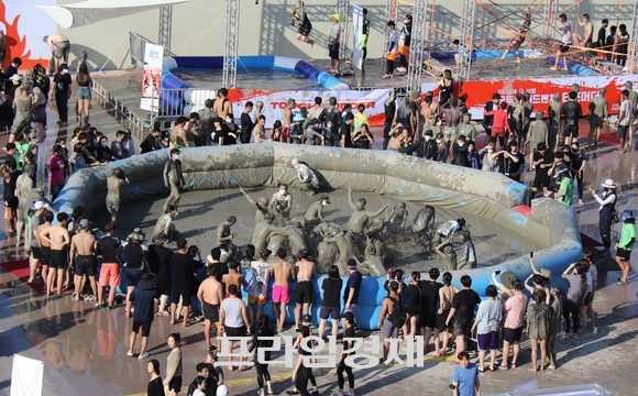 제25회 보령머드축제장에서 즐거운 시간을보내고 있는 관광객들 모습. ⓒ 프라임경제