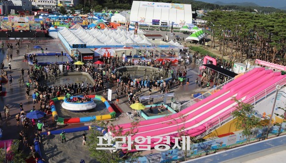 지난 16일 보령 대천해수욕장 일원에서 열린 제25회 보령머드축제 개막식 첫날 많은 내외국인 관광객들이 머드체험을 즐기며 즐거운 시간을 보내고 있다. ⓒ프라임경제