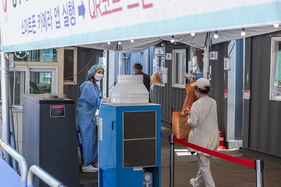 질병관리청 중앙방역대책본부에 따르면 18일 0시 기준 코로나19 확진자는 2만6299명을 기록했다. ⓒ 연합뉴스