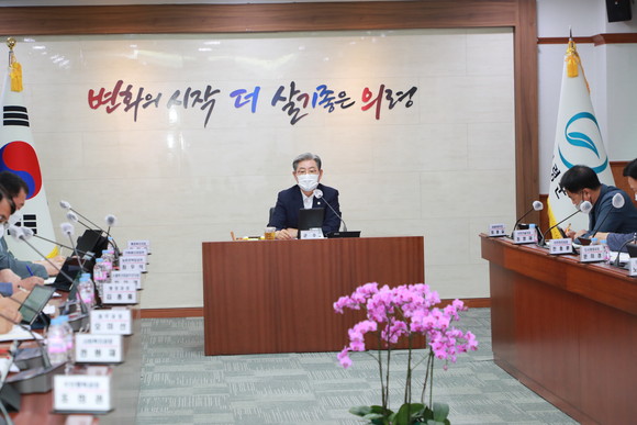 오태완 군수가 간부회의에서 회의실 설치를 주문하고 있다. ⓒ 의령군