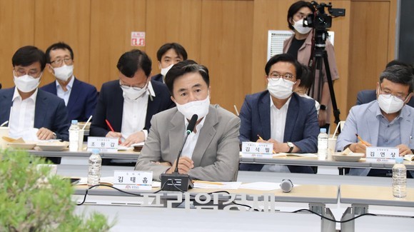 김태흠 지사는 20일 도내 15개 시장·군수들에게 모두 발언을 통해 '힘쎈 충남'의 핵심 키워드인 '빠른 추진력'으로 결과물을 내놓겠다는 뜻을 밝히고 있다 . ⓒ 프라임경제