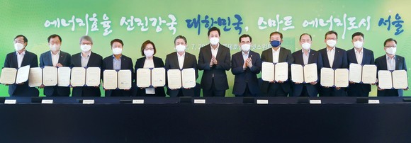 20일 에너지 효율혁신 협력비전 선포식에 참여해 신한은행과 공동으로 '에코 프론티어 뱅크' 구축을 위한 업무협약을 체결 후 기념촬영을 하고 있다. ⓒ 중부발전