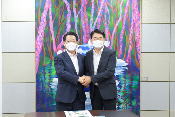 노관규 순천시장(오른쪽)과 김영록 전남도지사가 기념촬영을 하고 있다. ⓒ 순천시