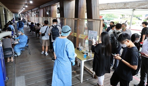 질병관리청 중앙방역대책본부에 따르면 21일 0시 기준 코로나19 확진자는 7만1170명을 기록했다. ⓒ 연합뉴스