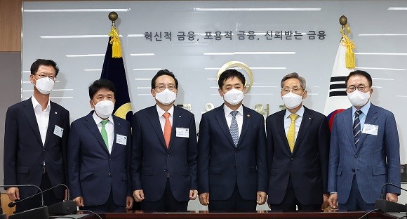 김주현 금융위원장은 21일 취임 이후 처음으로 5대 금융지주 회장들과 간담회를 가졌다. ⓒ 금융위원회