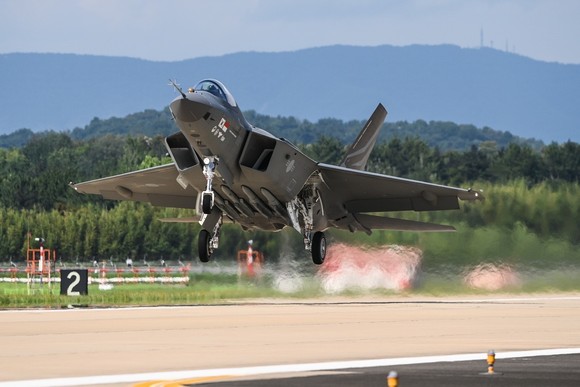 KF-21 보라매가 사천공항을 이륙하고 있다. ⓒ 방사청