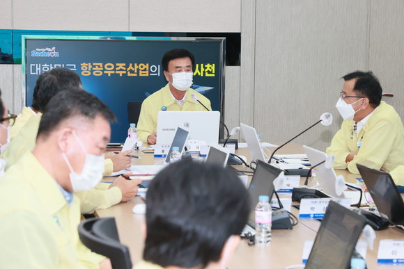 박동식 시장이 1인당 30만원씩 긴급재난지원금 추석전 지급을 심의‧의결하고 있다. ⓒ 사천시