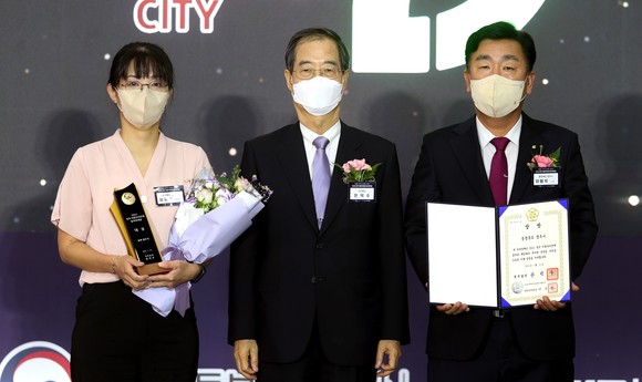 2022 전국 지방자치단체 일자리대상 시상식에서 국무총리상을 수상 후 기념촬영을 하고 있다. ⓒ 청주시