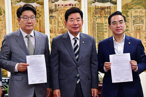 권성동 국민의힘 원내대표와 박홍근 더불어민주당 원내대표는 22일 국회 원 구성안에 합의했다. ⓒ 연합뉴스