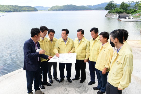 김진부 경남도의장과 도의원들이 진주 취수원·정수장·상수도를 점검하고 있다. ⓒ 경남도의회