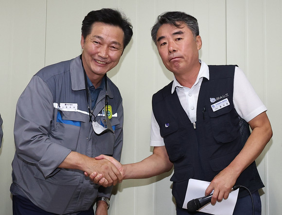 대우조선해양 하청 노사협상이 극적으로 타결됐다. 왼쪽부터 권수오 사내협력사협의회장, 홍지욱 금속노조 부위원장. ⓒ 연합뉴스