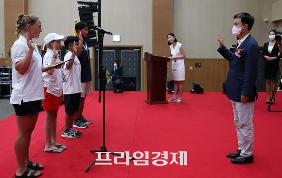 선수단 대표가 선서를 하고 있다. ⓒ 프라임경제
