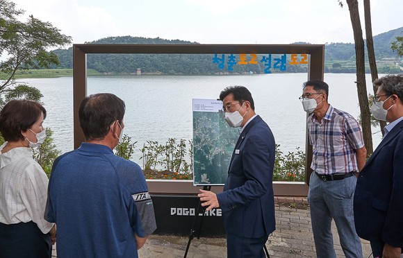 도고저수지 수변생태공원 조성지 현장 방문 모습. ⓒ 아산시