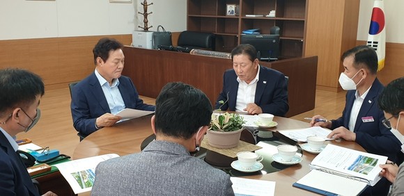조근제 함안군가 박완수 경남지사에게 경찰병원 분원 유치를 적극 건의하고 있다. ⓒ 함안군