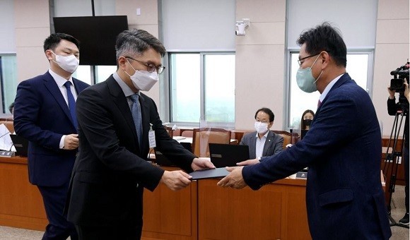 국토위 국정감사에 출석한 류긍선 카카오모빌리티 대표가 선언문을 전달하고 있다. ⓒ 연합뉴스