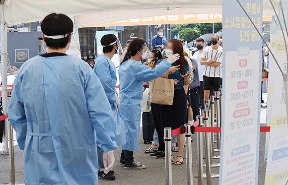 26일 0시 기준 코로나19 신규 확진자 수는 9만9327명이다. ⓒ 연합뉴스