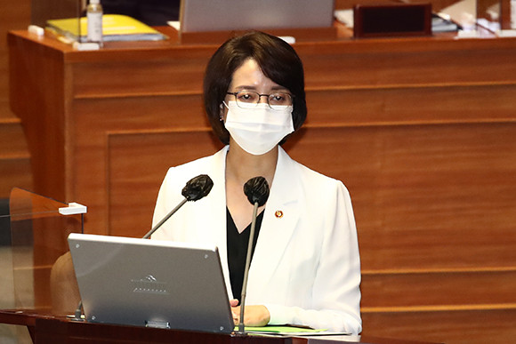 이영 중소벤처기업부 장관은 26일에 열린 대정부질문에서 중대재해처벌법 5인 미만 사업장 도입에 대한 입장을 밝혔다. ⓒ 연합뉴스