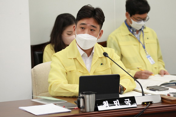 최민국 의원이 진주사랑상품권 발행이 차질 없도록 주문하고 있다. ⓒ 프라임경제
