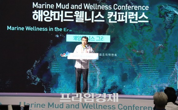 2022해양머드웰니스컨퍼런스에서 환영사를 하고 있는 김동일 보령시장. ⓒ 프라임경제
