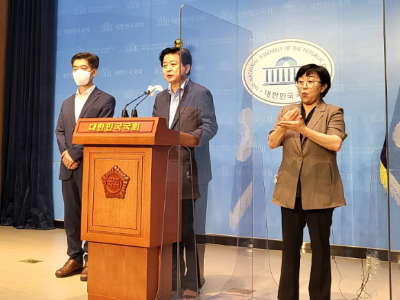 민주연구원장인 노웅래 더불어민주당 의원은 27일 국회 소통관에서 소득세 물가연동제 도입을 주장했다. = 박성현 기자