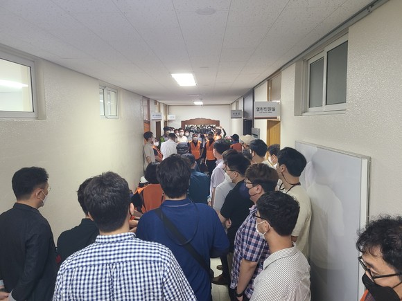 26일 오후 광산구청 앞에서 광산구시설관리공단 환경직 노조원 40여 명과 민주노총 공공연대 간부(사무국장, 조직국장) 등이 옥외집회를 벌이다가 광산구청장실 앞을 30여 분간 불법점거했다. 이 과정에서 공단 본부장이 심한 욕설과 함께 폭행을 당했다. ⓒ 프라임경제