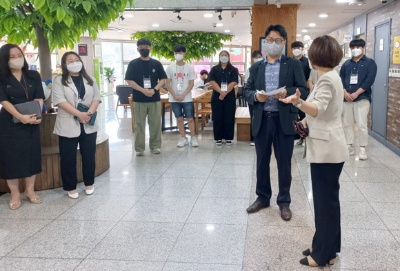 신동헌 천안시 부시장이 지난 26일 천안시청소년수련관에서 방학 중 청소년종합수련활동 관계자를 격려했다. ⓒ 천안시